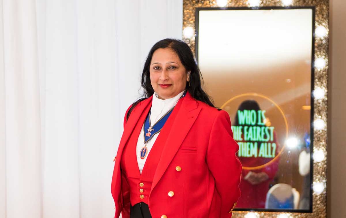 how do you know which toastmaster to book, or who is the best? Did you know that you can have a female Toastmaster and that all Toastmasters are not over 60 :) Here are a few tips to help you understand which toastmaster to book